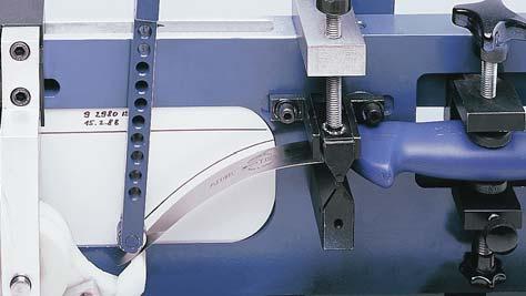 Pendant la production tous les couteaux DICK sont testés sur un appareil de mésure au laser qui contrôle l angle de coupe pour assurer le meilleur angle d affûtage et de repassage.