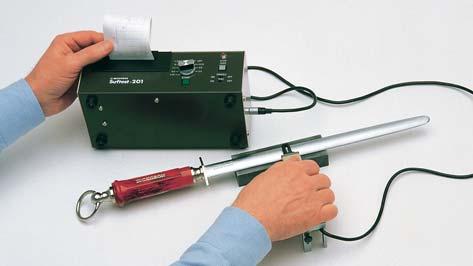 Los cuchillos DICK son controlados constantemente durante la producción con un instrumento de medida Láser para conseguir el mejor ángulo de afilado y rectificado.