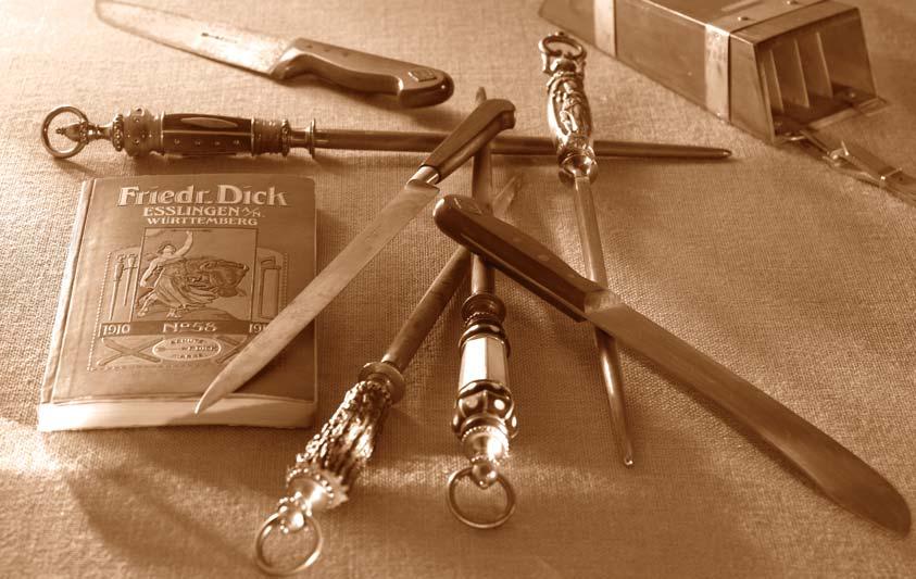 Dick ist weltweit der einzige Hersteller mit einem Komplett- Programm an Messern, Wetzstählen und Werkzeugen für Köche und Fleischer, sowie an Fleischereimaschinen, Schleifmaschinen und