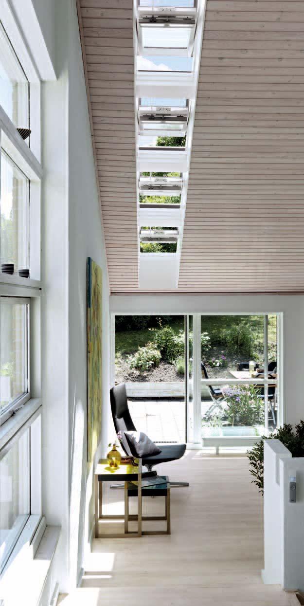 VELUX Elektro-/Solarfenster Intelligent durchatmen Automatisches Lüften und Komfort mit Elektro- und Solarfenstern Gesundes Raumklima und Luft - qualität sind wichtiger denn je.