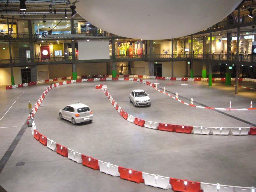 Testfahrten auf dem 300 m langen Indoor-Parcours Sparfahrten Testen von energieeffizienten Personenwagen und