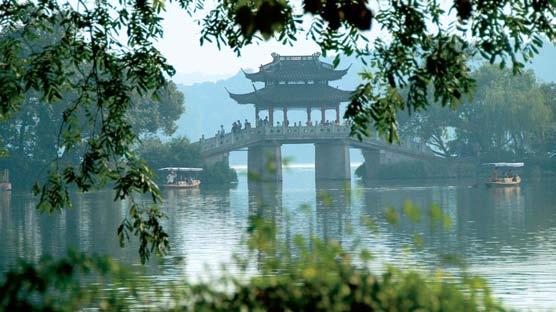 ( Shanghai (2Ü) D Hangzhou (2Ü) n Suzhou (1Ü) n Shanghai ( Peking (4Ü) ( rankfurt/m. Westsee in Hangzhou Gerade im Winter öffnet China sein Herz für den Besucher.