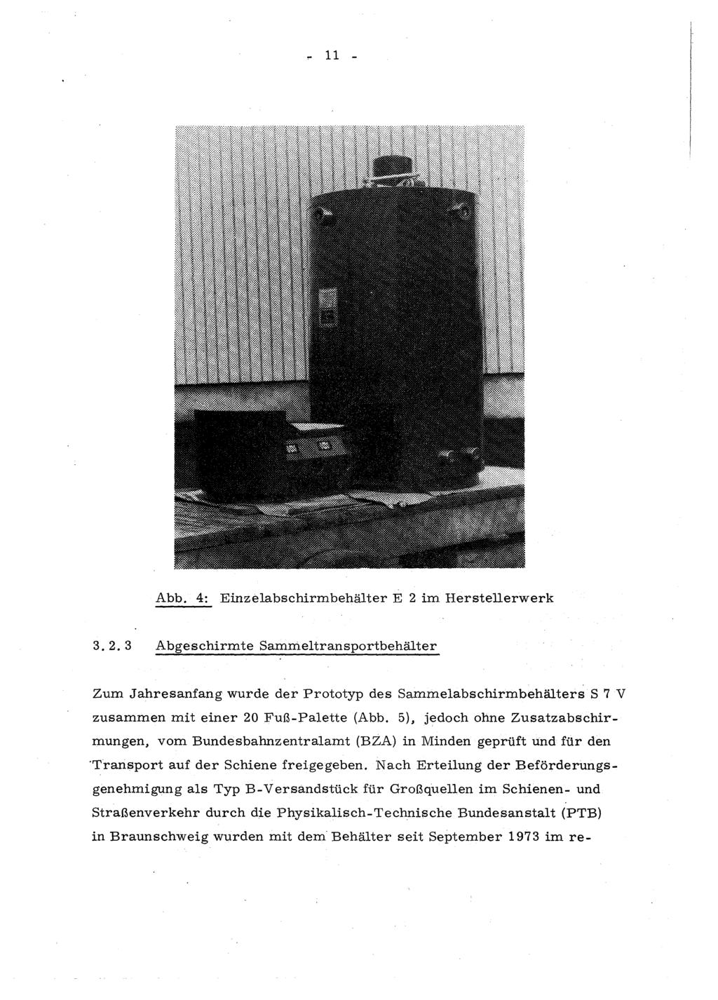 .. 11 - Abb. 4: Einzelabschirmbehälter E 2 im Herstellerwerk 3.2.3 Abgeschirmte Sammeltransportbehälter Zum Jahresanfang wurde der Prototyp des Sammelabschirmbehälters S 7 V zusammen mit einer 20 Fuß-Palette (Abb.