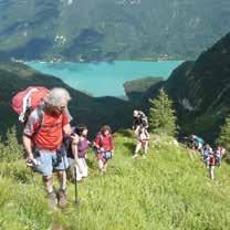 Ab hier bieten sich mehrstündige Touren zu Füßen der wilden Dolomiten-Türme an.