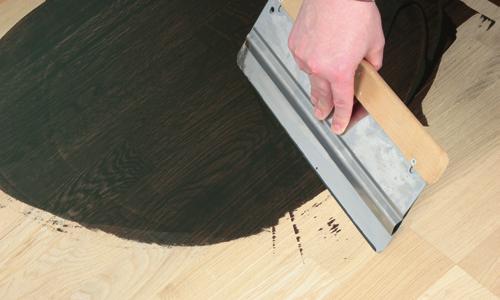 > Zum Schutz der Pigmente wird eines der farblosen Hartwachs-Öle einmal und ebenfalls dünn mit der Fußbodenstreichbürste aufgetragen.