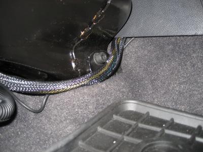 recht klein und Kompakt ist. Dazu habe ich die Kabel aus dem Beifahrerfußraum einfach unter der Verkleidung der Mittelkonsole laufen lassen.
