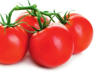 Tomatenmark sowie die Tomaten und den Knoblauch zugeben, mit Mehl bestäuben, unter Rühren anschwitzen und mit ¼l Gemüsebrühe ablöschen. Mit Salz, Pfeffer, Paprika und Rosenpaprika würzen.