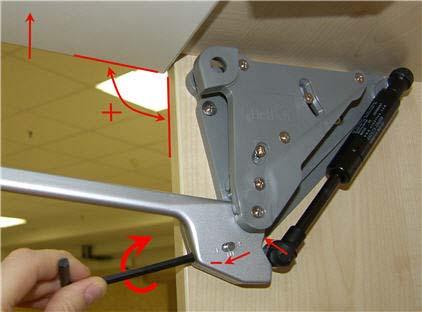 Werksseitig ist der Beschlag auf maximale Öffnung der Klappe eingestellt. Um die Öffnung zu reduzieren muss die unten gezeigte Schraube gelockert werden.