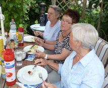 August traf sich die Gruppe in Rahns Garten zu einem zünftigen Grillfest.