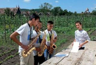 Sozialprojekt Elijah Der Musikverein unterstützte heuer das Sozialprojekt Elijah in Rumänien mit von uns nicht mehr benötigten Instrumenten (zwei Querflöten, einem Waldhorn und einer Tuba).