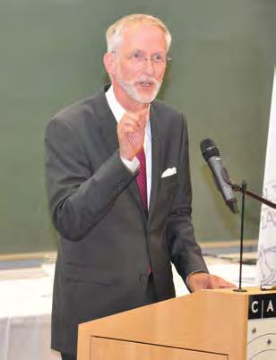 Carsten Leffmann, ärztlicher Geschäftsführer der Ärztekammer Schleswig- Holstein, bei der Verabschiedung der Absolventen in Kiel.