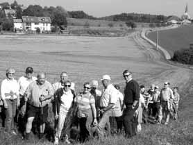 Darunter das Erntedankbrot, gebacken von unserem Mitglied, Bäckermeister Erwin Reill. Die Mitglieder Rosi Marchner, Erna und Fritz Paul, Maria Obermeier, Martha Reill, Angela und Peter Ritthaler (2.