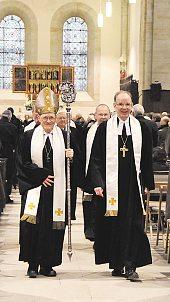 54 30 Jahre I Die harke am Sonntag 17.November 2013 Abt Horst Hirschler und Landesbischof ralf meister ziehen mit dem Konvent aus der Klosterkirche aus.