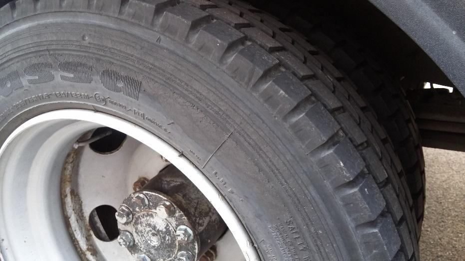Prüfen des Reifenzustandes/Reifendrucks (Profil, Beschädigung, Fremdkörper) - Sichtprüfung des Reifens auf Beschädigung - Risse/Beulen -