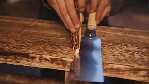 Profi Tipp Schraubenlöcher im Holz verschließen Einfach ein schmales Stück Restholz mit dem Taschenmesser so anspitzen, dass das Ende stramm in das Schraubloch
