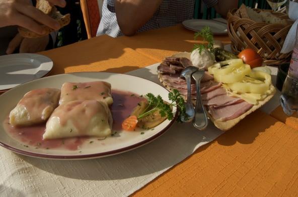 Die Slowenen sind sehr stolz auf ihre Küche, und je mehr kulinarische Köstlichkeiten Sie probieren, desto eher werden Sie feststellen, dass dies zu Recht der Fall ist.