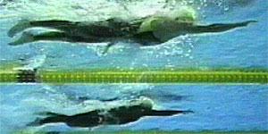 Reihenbilder der Schwimmtechnik von Grant HACKETT (800 m Kraul Wettkampf) (Grant Hackett im Vordergrund, Ian Thorpe im Hintergrund) Aus der Hüft- und Körperrotation und dem Schwung des nach vorne,