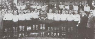 Vereinshistorie Unsere ersten Spieler im Gründungsjahr 1920 Im Jahre 1920 wurde der heutige SV Kork mit der Bezeichnung Verein für Rasenspiele und der Vereinsfarbe schwarz-weiß-grün gegründet.