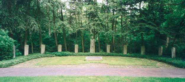 Der Friedenspfad Steine 9-11 Ginkgosteine 9/10 An Stein 9 vorbei führt der Weg zum Zentrum der Anlage des Ehrenfriedhofs III (Stein 10).