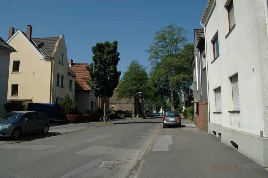 Die Anbindungen mit dem PKW oder den öffentlichen Verkehrsmitteln sind sehr gut.