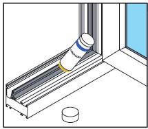 1 Entwässerungsschlitze reinigen: Entfernen Sie Staub und Verschmutzungen aus dem Raum zwischen den Dichtungen und der Rahmenaußenseite mit einem Staubsauger.