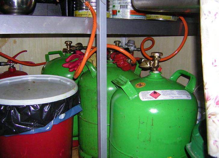 Falsche Aufstellung von Flüssiggasanlagen Festgestellte Mängel: Betreiben von vier Flüssiggasflaschen (14 kg) in einem Fahrzeug lose im Fahrzeug stehend ohne Flaschenschrank ohne Be- und Entlüftung
