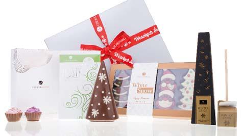 Schleife dekorierte Schachtel mit überraschendem Inhalt: Kirschen in Schokolade, süße Pralinen in Form von