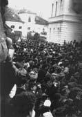 Am nächsten Vormittag gab es in Bukarest wieder eine Volksversammlung. Um 10 Uhr wurde der Notstand verkündet. Um 11.30 Uhr ergriff der wütende Ceaușescu wieder das Wort.