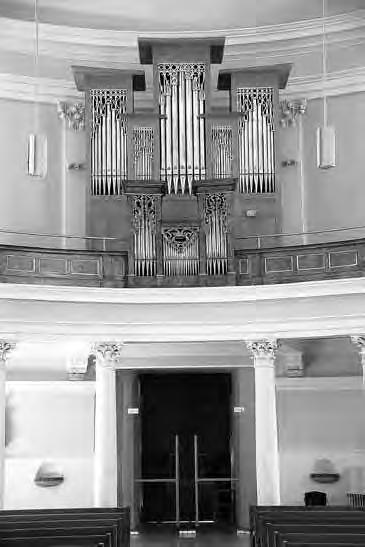 die Hauptorgel zu errichten, das sich auch optisch gut in den Kirchenraum einfügt und zum Rückpositiv in der Empore stilistisch dazupasst.