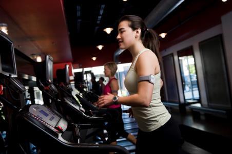 Messung der sportlichen Aktivität I 1. Vor dem Sport drücken Sie auf den Markierungsknopf des Sensewear- Armbandes. Es misst dann den Kalorienverbrauch der Trainingseinheit. So können Sie z. B.
