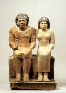 Im Raum Kunst und Form findest Du diese Gruppenstatue von Sabu und seiner Frau Meritites. Er war Vorsteher der Balsamierer. Material: Kalkstein Herkunft unbekannt Datierung: ca. 2400 v. Chr. 1.