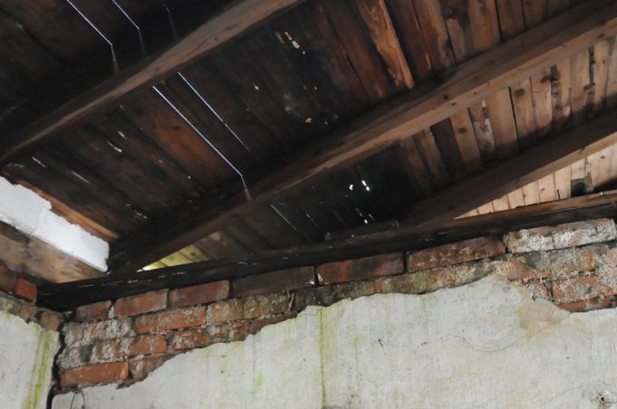 Das Dach ist teilweise offen, der Dachboden aufgrund von Einsturzgefahr nicht begehbar.