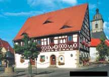 Historische Gebäude in Gochsheim Schwebheimer Tor Schonunger Straße 18 Historisches Rathaus, im Hintergrund die evang. Kirche St.
