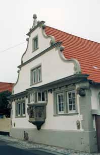 Historische Gebäude in Gochsheim Rathaus Barockbrunnen am Plan 1561; Fachwerkbau mit besonders schönem Ostgiebel, alte Inschriften auf Fenstersteinen, Wappen an der Ostseite (verliehen 31.
