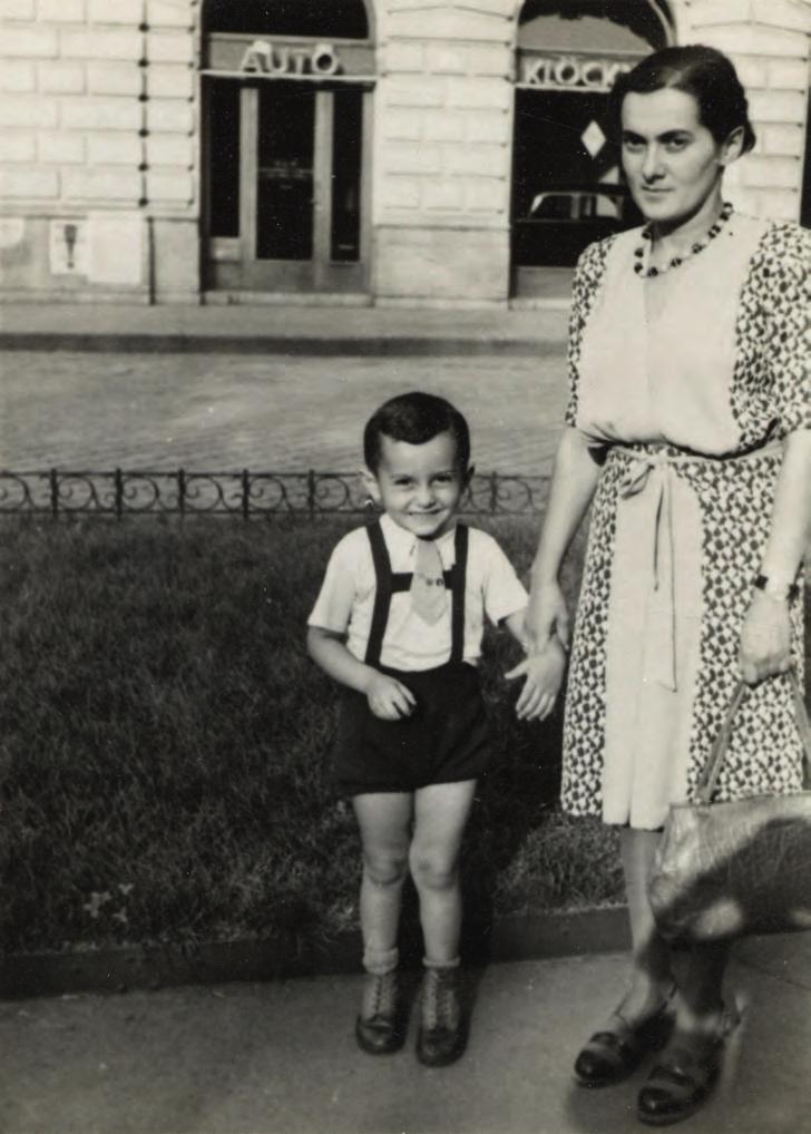 Shmuel mit 4 Jahren, mit seiner Mutter.