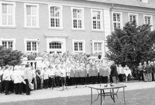- 28-7/2009 Den Frauenchor Güsten gibt es schon seit 10 Jahren. Hahn im Korb ist der Chorleiter Victor Embach.