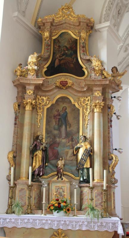 Die beiden Figuren stellen links den hl. Josef und rechts den hl. Laurentius dar.