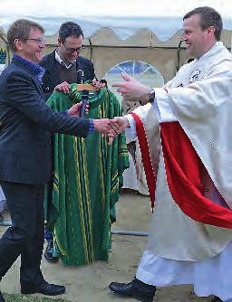 Durch das Weihesakrament mit Handauflegung und Gebet des Erzbischofs ist er in die Gemeinschaft der Priester des Erzbistums Paderborn aufgenommen.