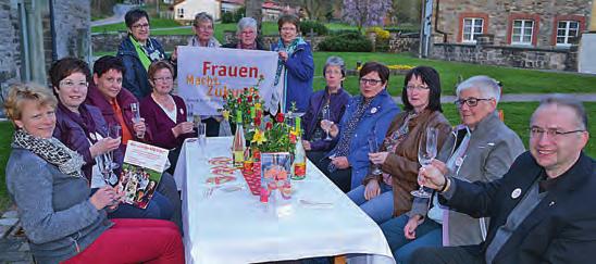 anlässlich des 100. Geburtstages der kfd im Diözesanverband Paderborn. Gemeinsam wollen sie an der längsten kfd-tafel Deutschlands bauen, und zwar am Sonntag, 14. Juni, um 14.