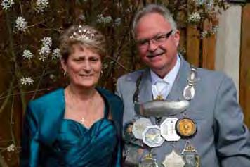 Das Königspaar Norbert und Christel Reckels mit der Königsplakette: Die Plakette nimmt