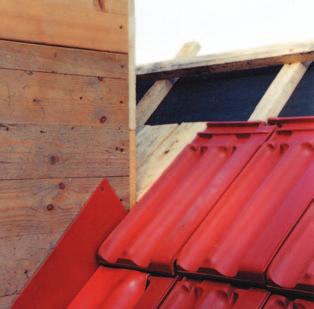 8] Anpassen der Schichtstücke an die Form des Deckwerkstoffes. 8 9] Zur Sicherung der Schichtstücke in windexponierten Lagen kann das Blech unter den Deckwerkstoff gesetzt werden.