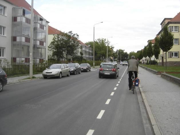3. Schutzstreifen Nicht immer sind Straßen so breit, dass Radwege oder Radfahrstreifen angelegt werden können.