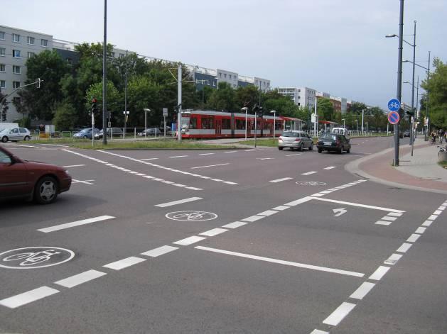 Lkw gelegentlich überfahren wird. Da sich die Radfahrer aber auch auf diesen so genannten Schutzstreifen im ständigen Blickfeld der Kraftfahrer befinden, besteht auch hier ein hohes Maß an Sicherheit.