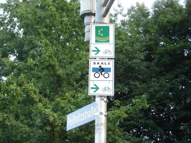 10. Fahrrad-Wegweisung Zur Verdeutlichung des Verlaufes von Fahrradrouten ist es erforderlich, eine auf die Ansprüche von Radfahrern zugeschnittene Wegweisung einzuführen.