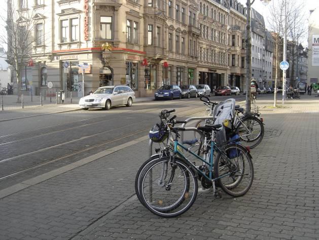 durchgängigen Fahrradrouten vorhanden ist und deren Nutzung ausdrücklich empfohlen wird.