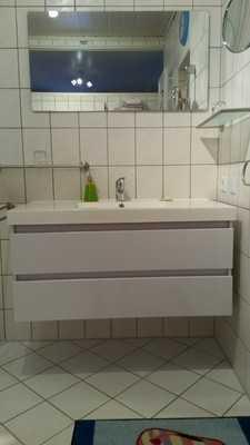 Sanitärraum Sanitärraum Waschbecken und Spiegel Bewegungsfläche im Badezimmer Dusche Zugang Der Sanitärraum gehört zu: