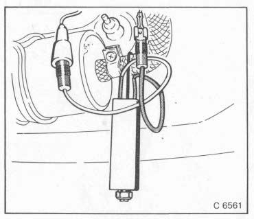 Meßleitung (Rundstecker) und Masseleitung (Flachstecker) am Tankmeßgerät abziehen. Die Zündung muß ausgeschaltet sein.