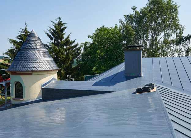 DACH Baustelle des Monats Blick über eine Teildachfläche während der Dacharbeiten Foto: Alwitra zu erkennen ist.