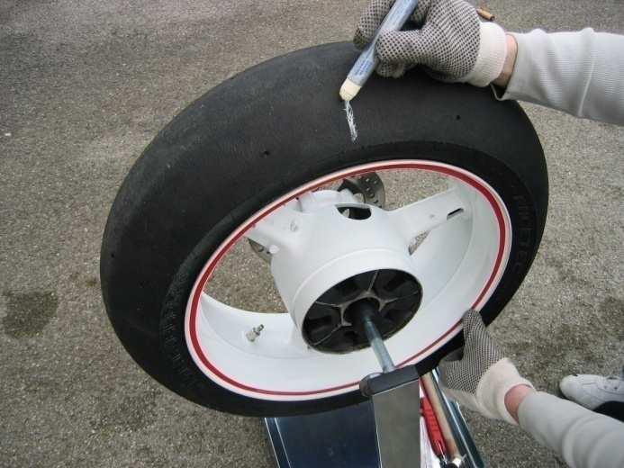 Den Reifen leicht anstossen und warten bis er seine Endposition erreicht hat.