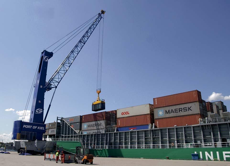 Hafenmobilkran ermöglicht Einstieg in den Containerverkehr Report Im ersten Halbjahr wurden im Kieler Seehafen 2,36 Mio. Tonnen Güter umgeschlagen.